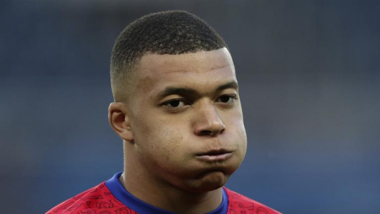 El delantero del PSG podría perderse el partido de semifinales de la Champions por una contractura en el gemelo derecho